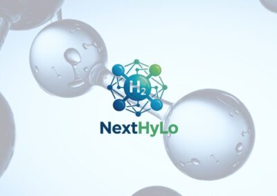 Logo des Innovationsnetzwerks NextHylo - Logo besteht aus farbigem Wasserstoffmolekül in grün/blau